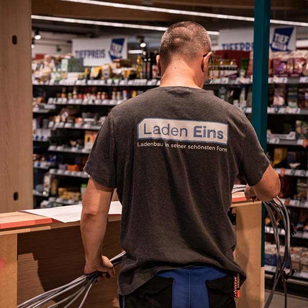 Rückansicht von Ladenbauer in Laden Eins T-Shirt