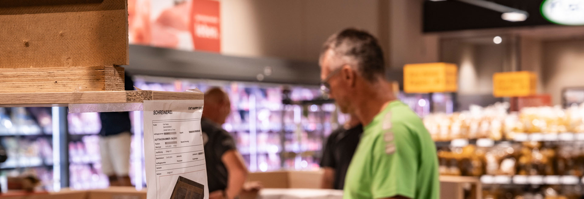 Besprechung der Mitarbeiter vor Ladenbau